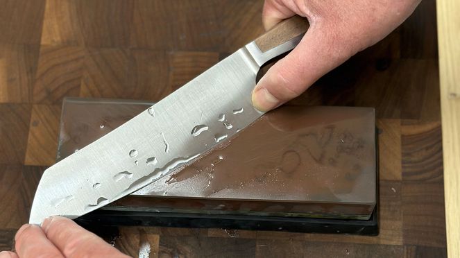 
                    Affilatura del Santoku Caminada