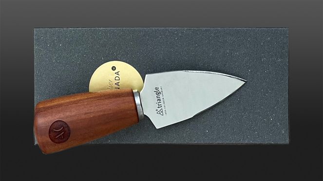 
                    Couteau à parmesan Caminada avec le logo du grand cuisinier Andreas Caminada