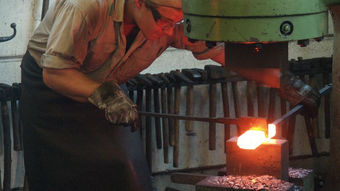 
                    Fabrication du couteau damassé Güde