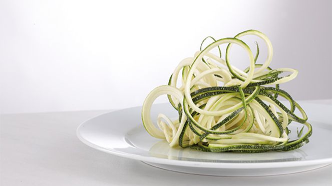 
                    Con il temperino Julienne infinito la verdura verrà tagliata a striscie sottili come degli spaghetti