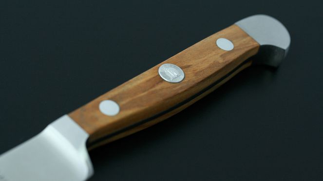 
                    Détails du manche du couteau à parmesan olivier