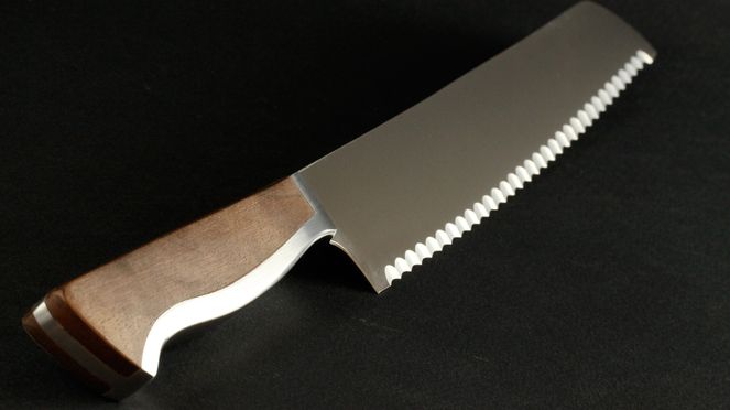 
                    The Caminada bread knife has a serrated blade