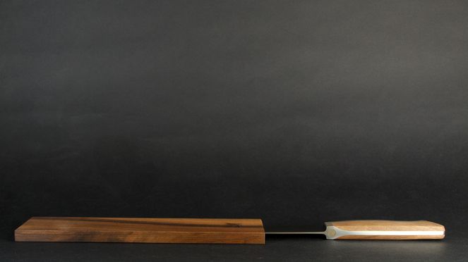 
                    Le couteau à jambon Caminada avec étui en bois correspond aux éxigences de qualité d'Andreas Caminada