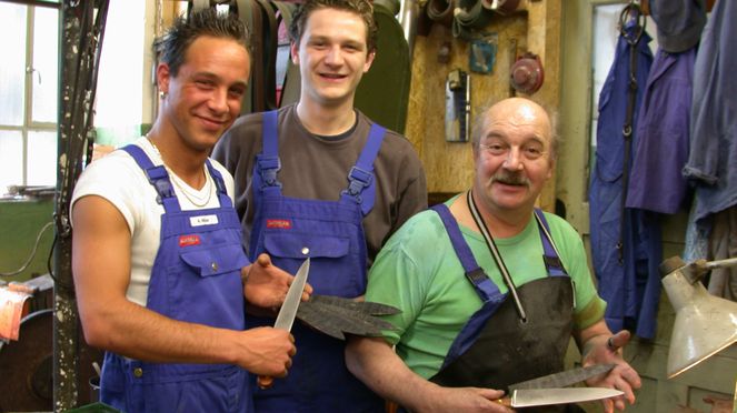 
                    Le couteau d’office en acier carbone est fabriqué artisanalement.