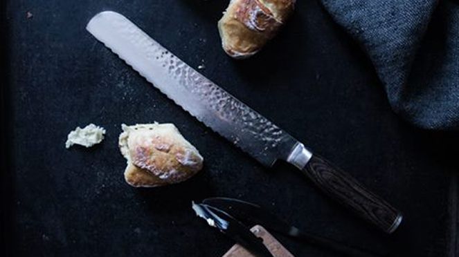 
                    Tim Mälzer bread knife with hammer stroke surface