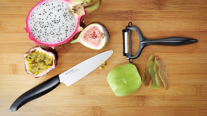 
                    Peeler with ceramic knife