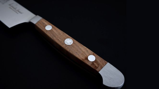 
                    Unique and sustainable handle of the small Güde Kiritsuke made from recycled oak from old wine barrels
