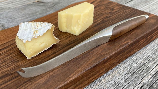 
                    Couteau à fromage suisse avec planche à découper