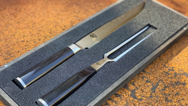 
                    Set per trinciare con coltello da trinciare e forchettone