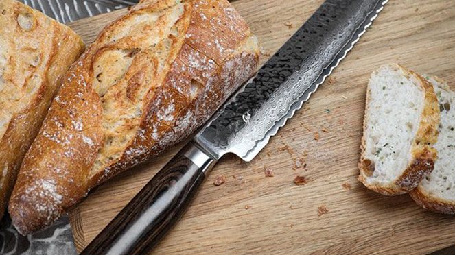 
                    Tim Mälzer bread knife with hammer stroke surface