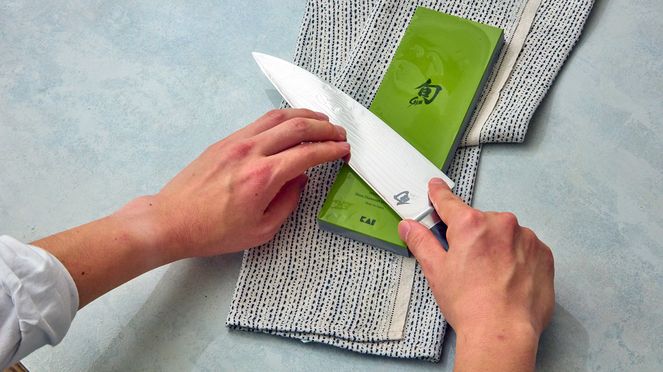 
                    La pierre à aiguiser diamantée 1’000 à grain moyen confère à la lame un bon tranchant pour un usage quotidien