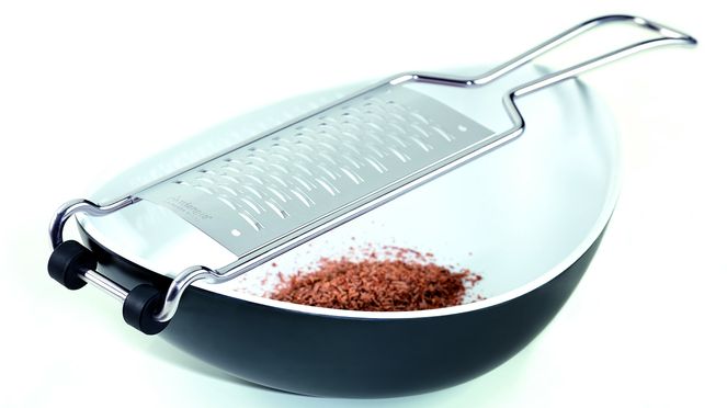 
                    A practical stand with anti-slip nubs ensure that the 2-way grater stays securely in place on bowls