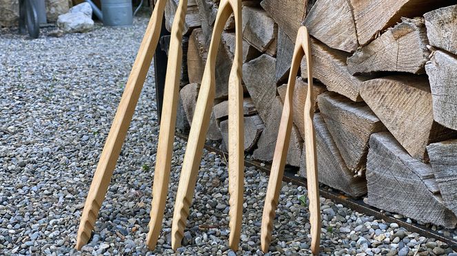 
                    Tenaglie per la griglia grande è costituita da legno di faggio