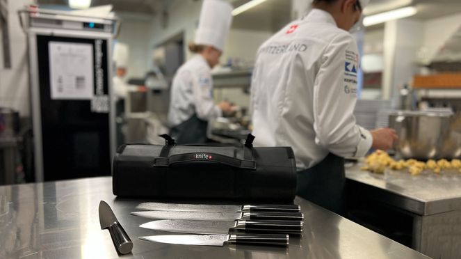 
                    Mallette à couteaux Shun avec affûteur utilisé par l'équipe nationale junior des cuisiniers