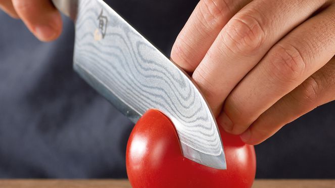 
                    Coltello Santoku con pomodoro