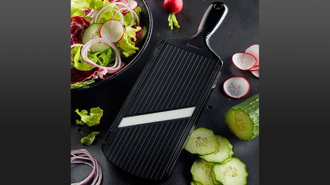 
                    Adjustable gourmet slicer with sharp ceramic blade