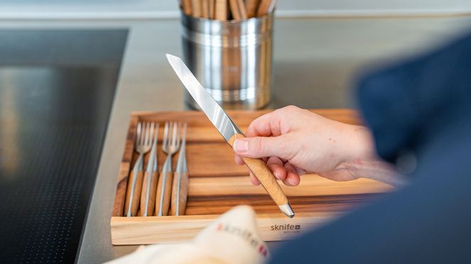 
                    Schleifgerät mit Ersatzsteinen und Pflegeset mit Öl zum Pflegen der Holz-Messergriffe