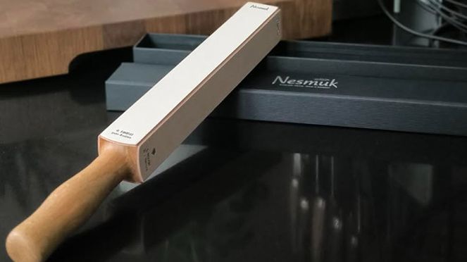 
                    Nesmuk Streichriemen mit drei unterschiedlich mit feinen Diamantpasten verarbeiteten Lederriemen; der vierte ohne Diamant für Politur und Pflege