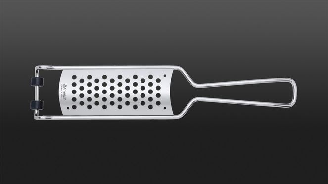 
                    triangle Parmesanreibe aus rostfreiem Edelstahl: dank speziellem Photo-Etching-Verfahren extrem scharf