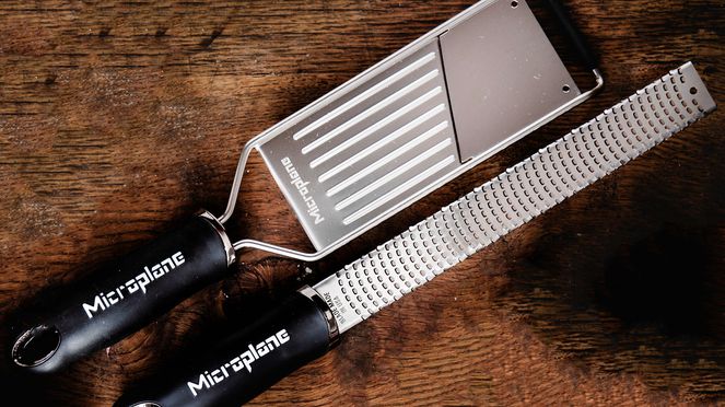 
                    Mandoline et zesteur du set de râpes gourmet de Microplane