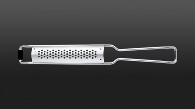 
                    Thanks to a special photo-etching process, the nutmeg grater has a sharp crown grinding surface