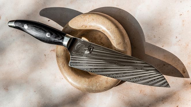 
                    Shun Nagare Black Santoku mit besonderen Materialeigenschaften gehört zur absoluten Luxusklasse
