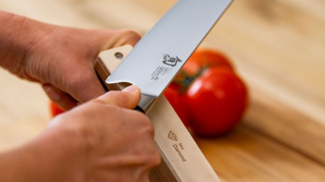 
                    Kiritsuke mit Präzisionsschleifgerät, welches eine dauerhafte Schärfe des Kiritsukes sicherstellt