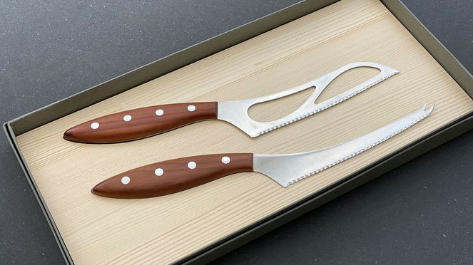 
                    Käsemesser-Set Fromaĝo in Geschenkverpackung mit Inlay aus Schweizer Tannenholz