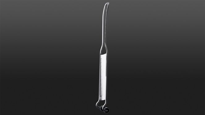 
                    A practical feature of the fine grater are the holders for a pan or bowl, stabilizing the grater