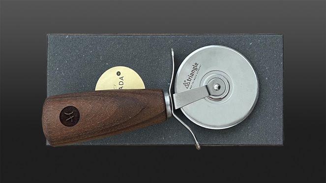 
                    Caminada pizza cutter in stylish packaging